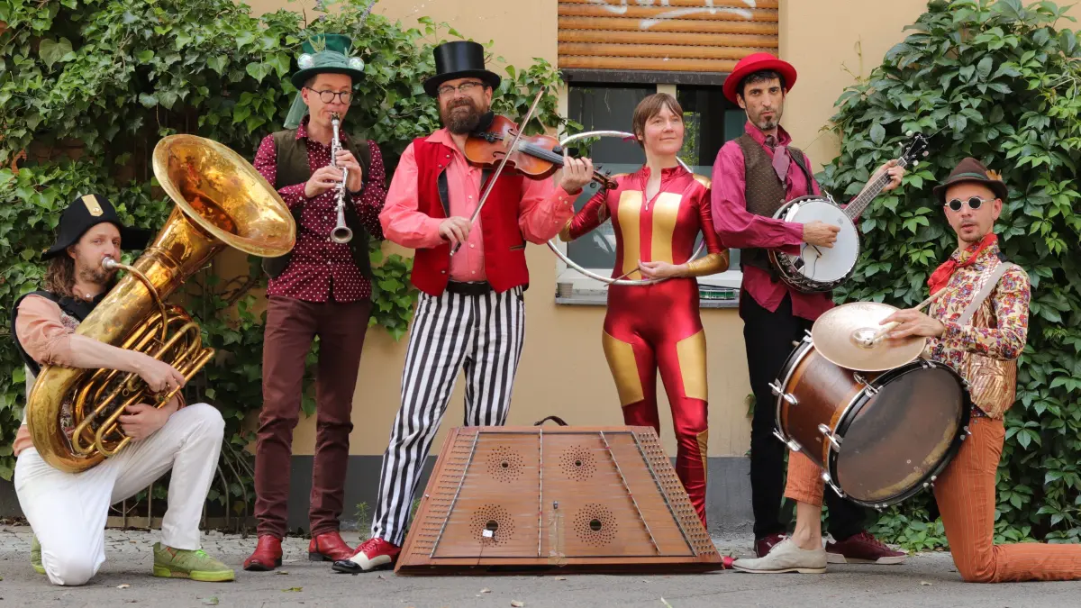 Die Band Dobranotch tritt beim Musikfest MUSAIK in Joachimsthal auf, Mai 2025