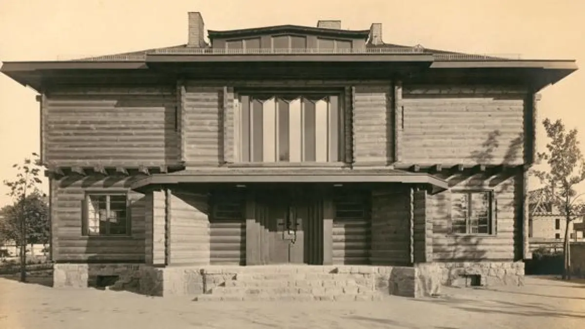 Markant überkragendes Dach: Das Haus Sommerfeld (u. r.) entstand nach Entwürfen von Walter Gropius und Adolf Meyer.