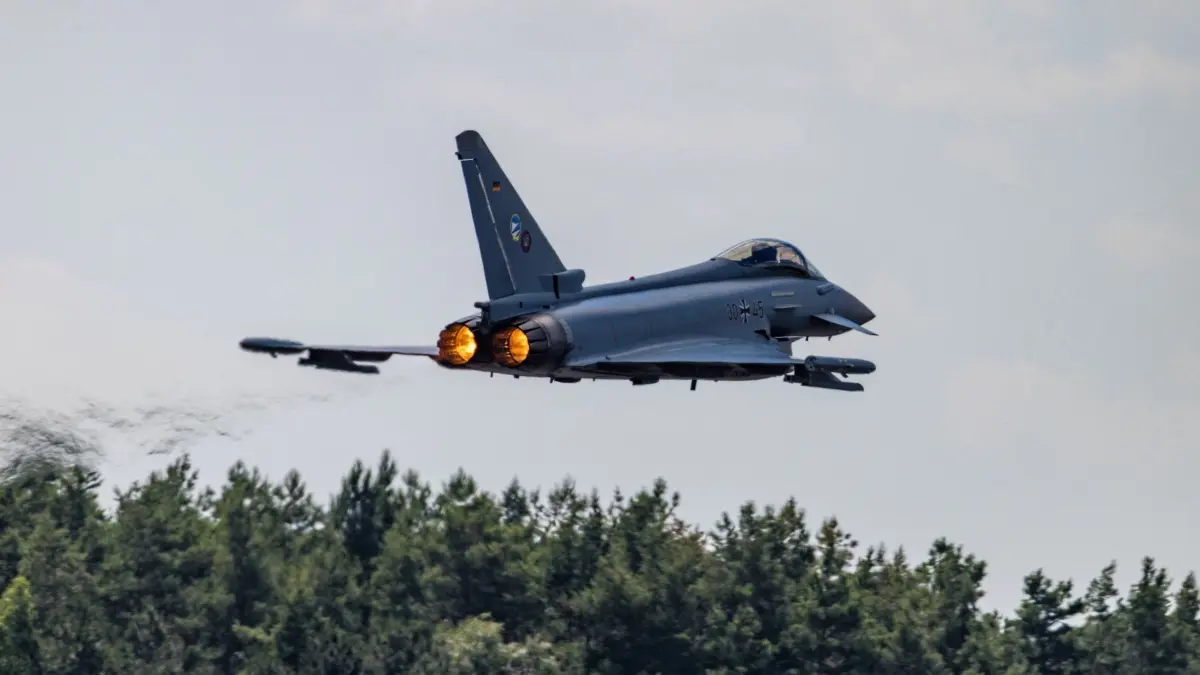 Eurofighter: ARCHIV - 08.06.2024, Sachsen-Anhalt, Holzdorf-Schönewalde: Ein Kampfflugzeug der Luftwaffe vom Typ Eurofighter startet beim Tag der Bundeswehr am Fliegerhorst Holzdorf. (zu dpa: «Kampfjets über dem Harz - Tiefflüge in 76 Metern Höhe») Foto: Frank Hammerschmidt/dpa +++ dpa-Bildfunk +++