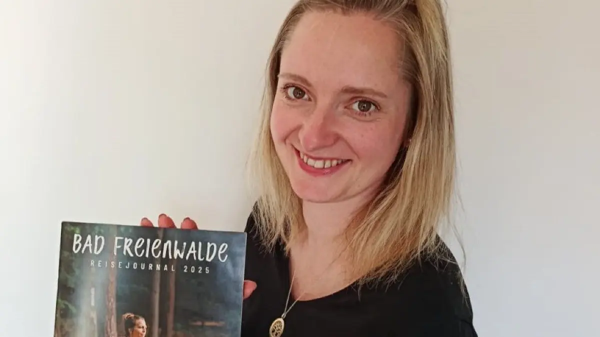 Nicole Koschnitzki, Social-Media-Managerin der Bad Freienwalde Tourismus GmbH, hält das Bad Freienwalder Reisejournal 2025 in ihren Händen – für Publikationen wie diese sollen die Fotos genutzt werden.