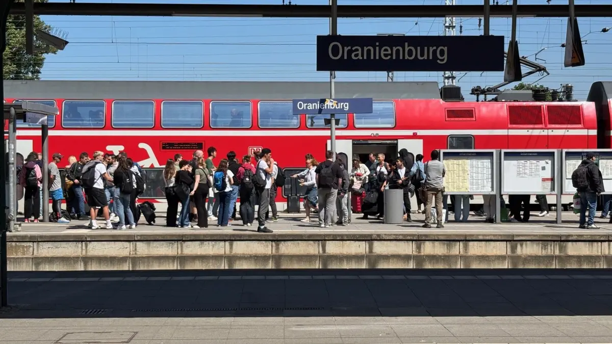 Der Bahnhof in Oranienburg ist gut frequentiert. Mehrere Regionalbahnen, IC-Züge und die S-Bahnlinie S1 halten in der Kreisstadt von Oberhavel. Allerdings kommt es immer wieder zu massiven Einschränkungen. Auch dieser Sommer wird für Pendler anstregend.