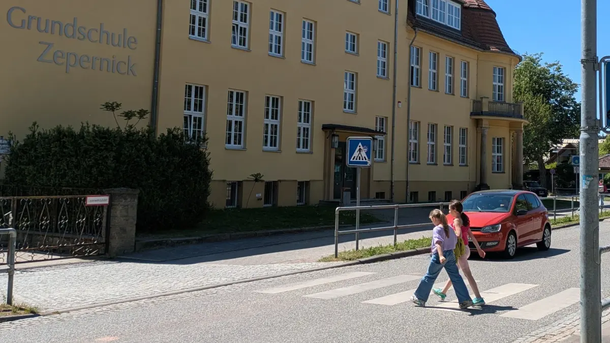 Zebrastreifen vor der Grundschule Zepernick, 21.5.25