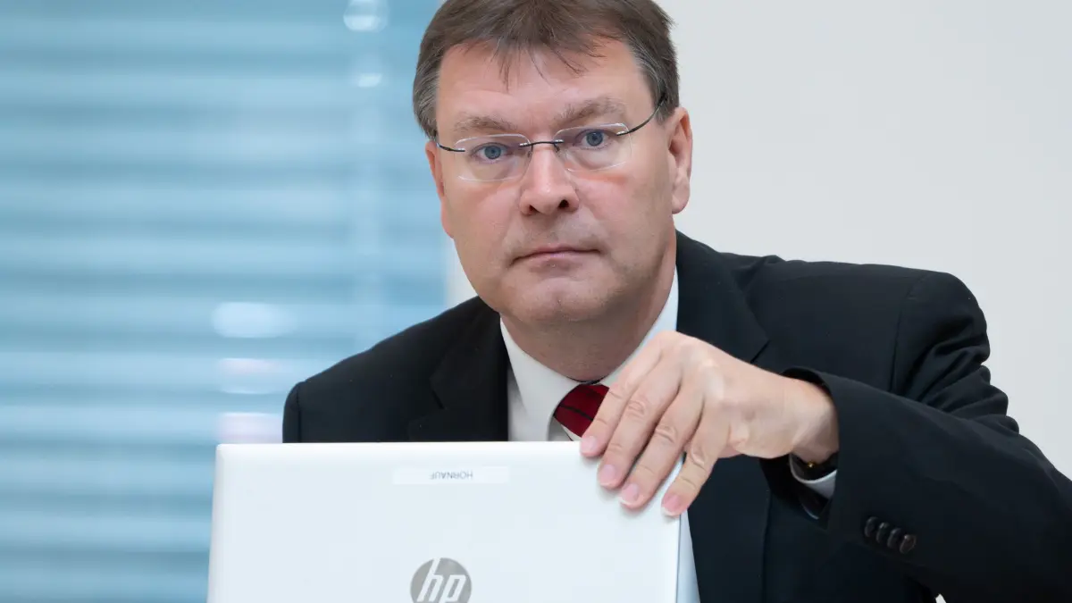 Landtag Brandenburg: 21.05.2025, Brandenburg, Potsdam: Sven Hornauf (BSW) klappt während der 13. Sitzung des Brandenburger Landtages sein Laptop auf. Erstes Thema war in der Aktuellen Stunde «Sicherheit und Stabilität - Verfassungsschutz stärken». Foto: Soeren Stache/dpa +++ dpa-Bildfunk +++