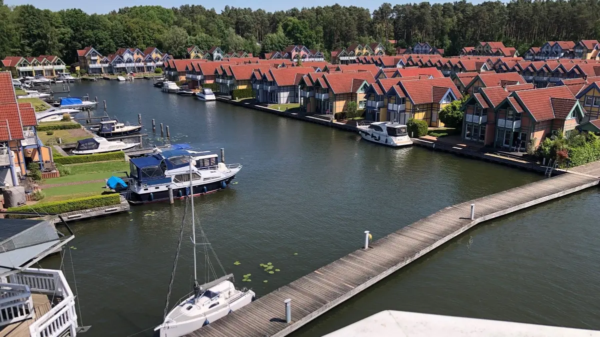 Das einzigartige Hafendorf Rheinsberg mausert sich bei den Immobilienpreisen. Sie erinnern stark an Preise der Nordsee-Insel Sylt. Die exklusive Idylle und die Insellage am Rheinsberger See hat seinen Preis.