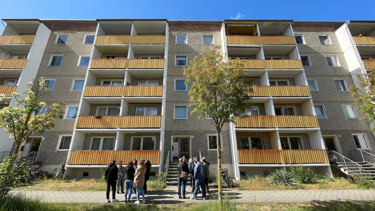 Wohnungsbaugesellschaft Woba in Oranienburg saniert DDR-Plattenbau in Villacher Straße, erster Abschnitt fertig, neue Mieter Astrid und Frank Kruse ziehen vom Eigenheim (110 m2) in 63-Quadratmeter-Wohnung