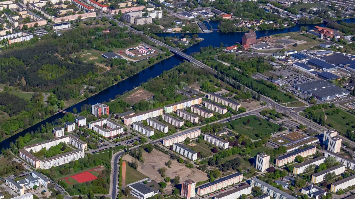 Eisenhüttenstadt aus der Vogelperspektive im Mai 2025