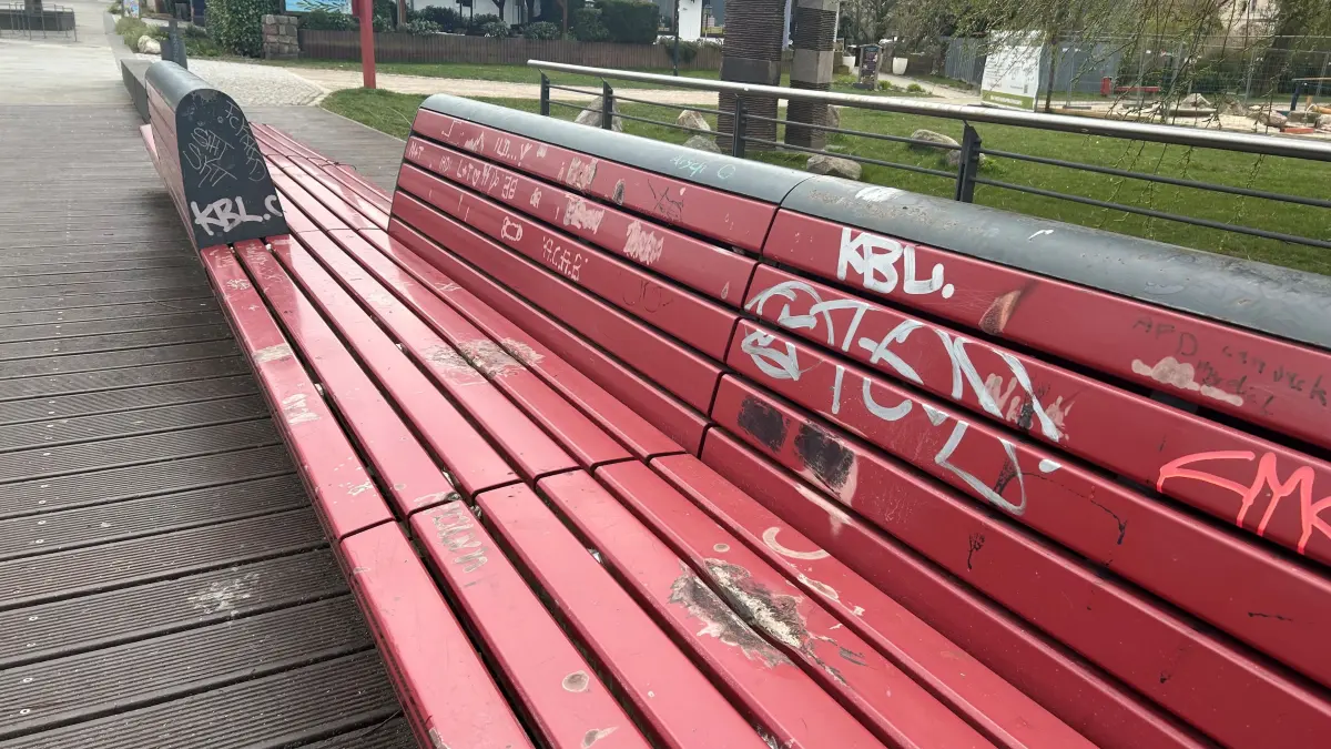 Die Parkbänke an der Mündeseepromenade in Angermünde sind oft Opfer von Vandalismus. Wie viel gibt die Stadt Angermünde jedes Jahr aus, um die Bänke wieder vorzeigbar zu machen?