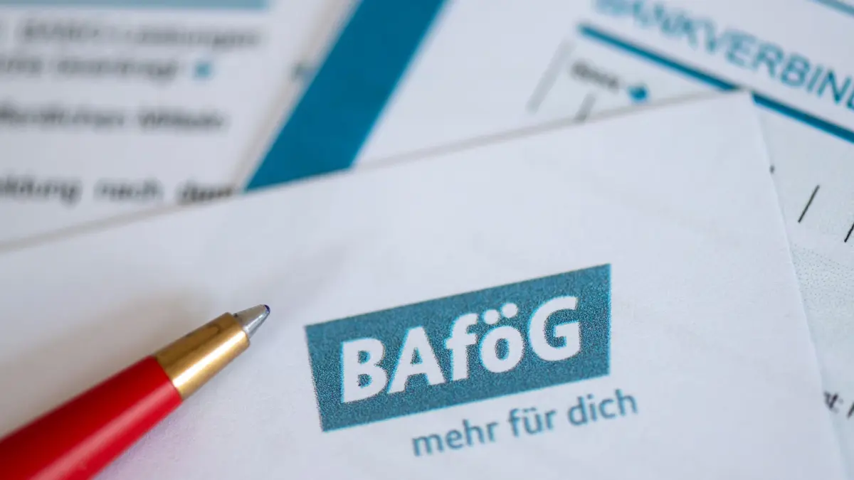 Mehr Bafög für Schüler und Studenten: SYMBOLBILD - 13.06.2024, Sachsen, Leipzig: Unterlagen zur Bafög Beantragung liegen auf einem Tisch. (zu dpa: «Studentenproteste wegen langer Bafög-Wartezeiten») Foto: Hendrik Schmidt/dpa +++ dpa-Bildfunk +++