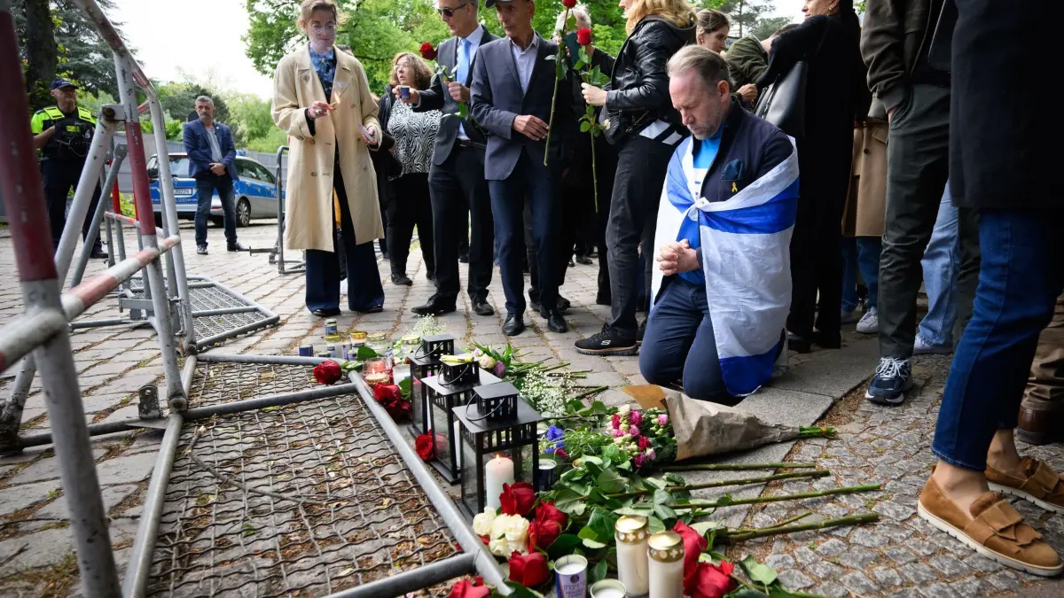 Gedenkveranstaltung vor israelischer Botschaft in Berlin: 22.05.2025, Berlin: Besucher legen bei einer Gedenkveranstaltung vor der Botschaft von Israel in Berlin, bei der den beiden getöteten Botschaftsmitarbeitern der israelischen Botschaft in Washington gedacht wird, Blumen ab und zünden Kerzen an. Die beiden Mitarbeiter waren gestern in der Nähe des Jüdischen Museums in der US-Hauptstadt erschossen worden. Foto: Bernd von Jutrczenka/dpa +++ dpa-Bildfunk +++
