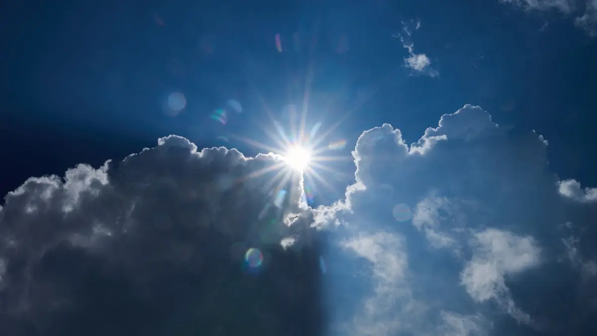 ARCHIV - 11.07.2024, Berlin: Die Sonne scheint am Rand von dunklen Wolken. (zu dpa: «Frühlingswetter in NRW - Sonne, Wolken und einzelne Schauer») Foto: Annette Riedl/dpa +++ dpa-Bildfunk +++