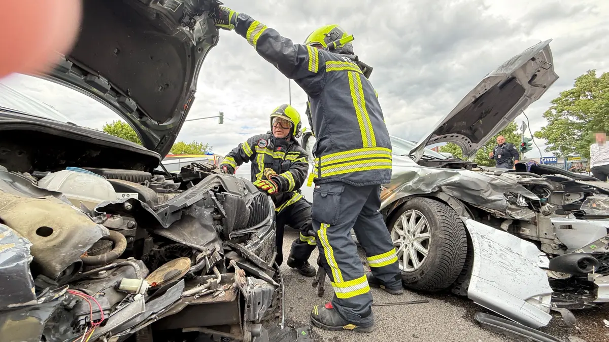 Mit einem Spreizer hat die Feuerwehr die nach dem Unfall verklemmte Motorhaube geöffnet und kann das Fahrzeug jetzt stromlos machen.