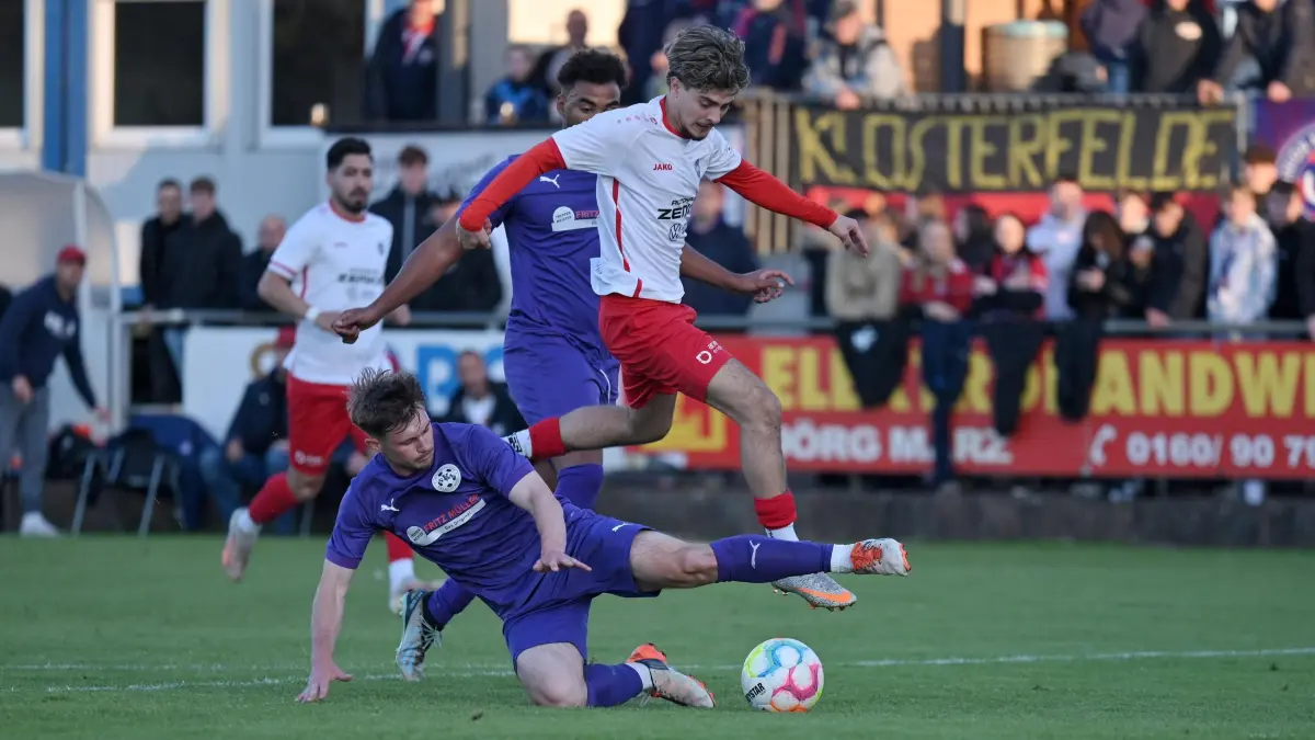 Fussball : Klosterfelde, Fussball Brandenburgliga Punktspiel, Union Klosterfelde - SV Altlüdersdorf, Irfan Brando zwischen Cedric Krüger unten und vor Robert Amuri, weiter hinten Caner Özcin
FOTO BENK 23.05.2025
