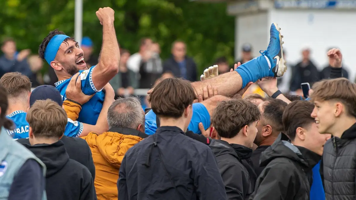 Finale Landespokal Krieschow - RSV Eintracht 2024/25: Fussball, Herren, Saison 2024/2025, Landespokal Brandenburg Finale, VfB Krieschow - RSV Eintracht, Fans vom RSV Eintracht feiern Ernes Matjaz RSV Eintracht nach Abpfiff, 24.05. 2025, *** Soccer, Men, Season 2024 2025, Brandenburg State Cup Final , VfB Krieschow RSV Eintracht, Fans of RSV Eintracht celebrate Ernes Matjaz RSV Eintracht after the final whistle, 24 05 2025, Copyright: xSebastianxRäppold/MatthiasxKochx