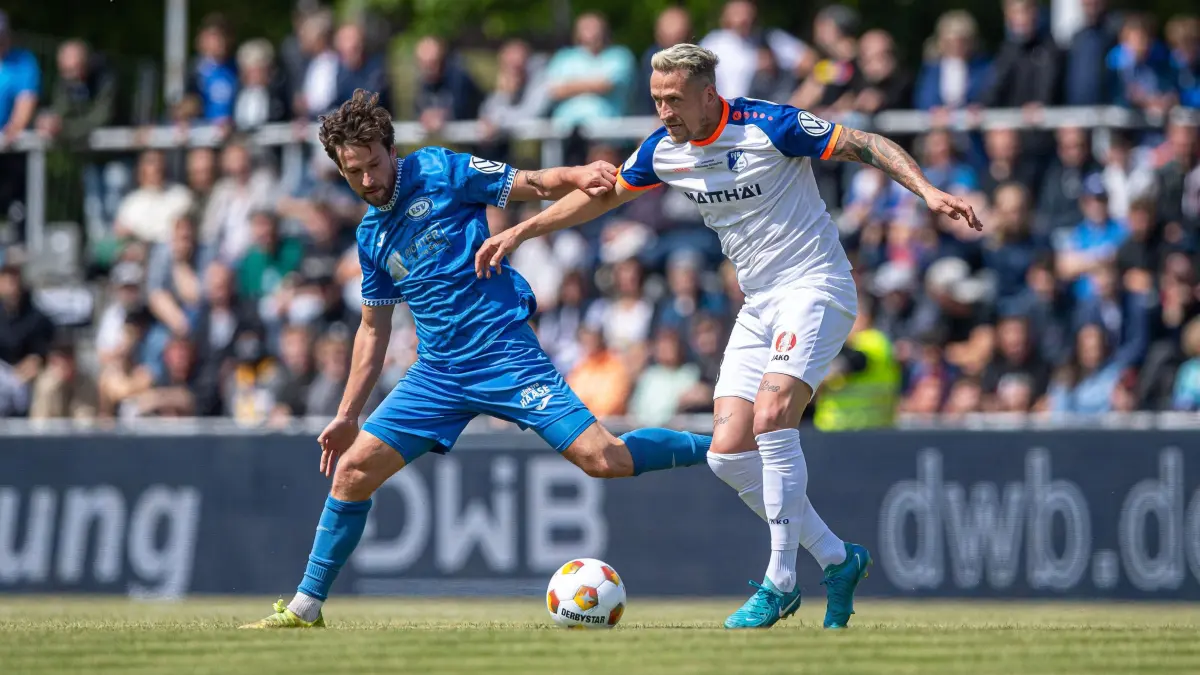Finale Landespokal Krieschow - RSV Eintracht 2024/25: Fussball, Herren, Saison 2024/2025, Landespokal Brandenburg (Finale), VfB Krieschow - RSV Eintracht, v.l. Leon Hellwig (RSV Eintracht), Martin Zurawsky (Krieschow), 24.05. 2025, Foto: Sebastian Räppold / Matthias Koch