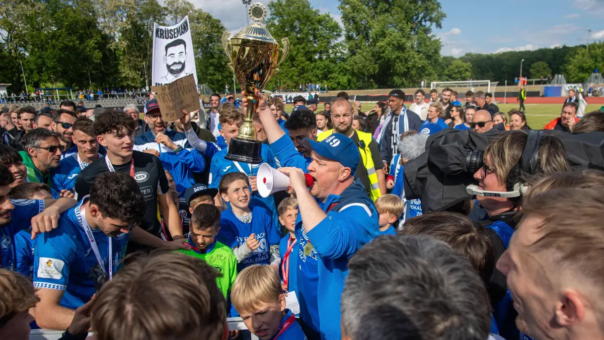 Finale Landespokal Krieschow - RSV Eintracht 2024/25: Fussball, Herren, Saison 2024/2025, Landespokal Brandenburg Finale, VfB Krieschow - RSV Eintracht, Trainer Patrick Hinze RSV Eintracht mit Pokal und Fans, 24.05. 2025, *** Soccer, Men, Season 2024 2025, Brandenburg State Cup Final , VfB Krieschow RSV Eintracht, Coach Patrick Hinze RSV Eintracht with trophy and fans, 24 05 2025, Copyright: xSebastianxRäppold/MatthiasxKochx