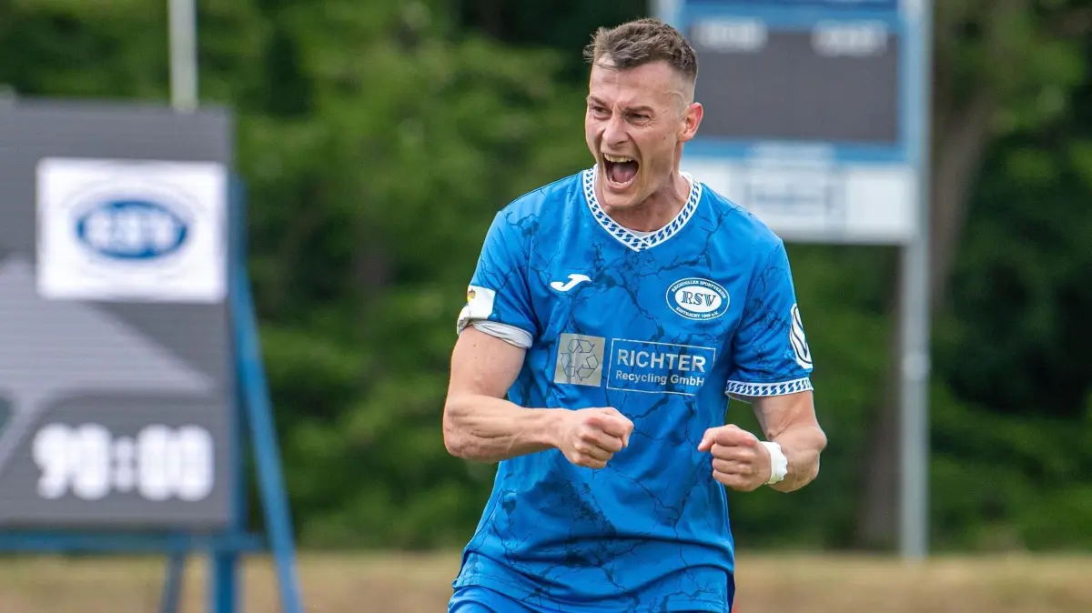 Finale Landespokal Krieschow - RSV Eintracht 2024/25: Fussball, Herren, Saison 2024/2025, Landespokal Brandenburg (Finale), VfB Krieschow - RSV Eintracht, v.l. Ernes Matjaz (RSV Eintracht), Matthias Steinborn (RSV Eintracht), Jubel nach Abpfiff, 24.05. 2025, Foto: Sebastian Räppold / Matthias Koch
