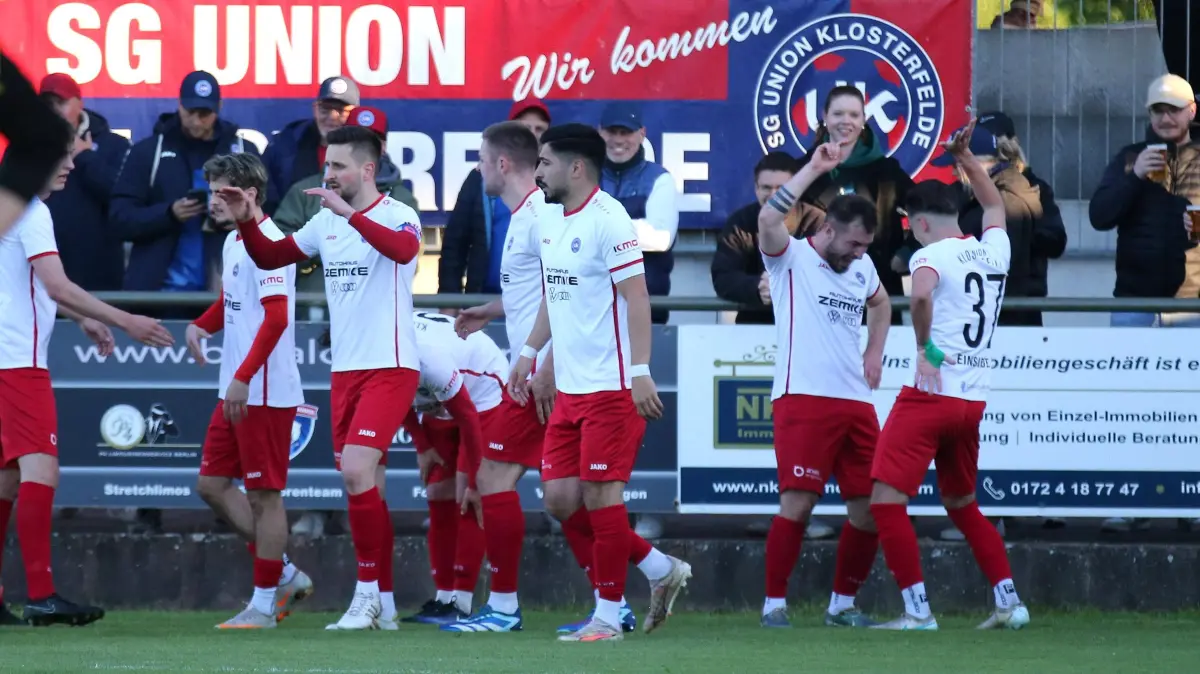 Fussball : Klosterfelde, Fussball Brandenburgliga Punktspiel, Union Klosterfelde - SV Altlüdersdorf, SF Georg Machut vorn während hinten mit Freudentanz Torschütze Philip Einsiedel 37 und Henrik Markhoff 2.v.r.
FOTO BENK 23.05.2025