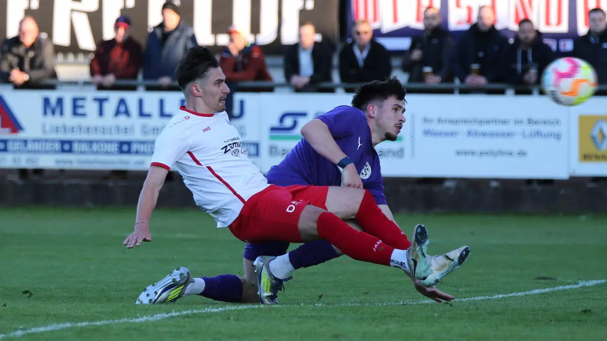 Fussball : Klosterfelde, Fussball Brandenburgliga Punktspiel, Union Klosterfelde - SV Altlüdersdorf, trifft Philip Einsiedel vor Fabien Tino Borchert h.
FOTO BENK 23.05.2025