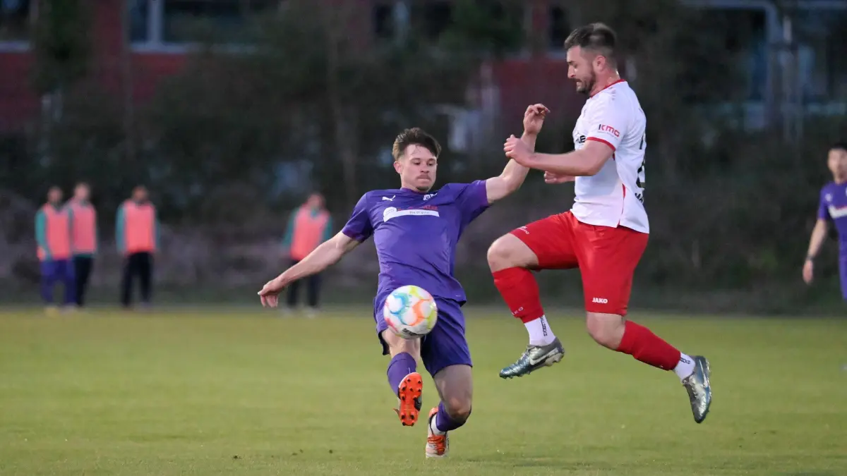 Fussball : Klosterfelde, Fussball Brandenburgliga Punktspiel, Union Klosterfelde - SV Altlüdersdorf, Henrik Markhoff vor Cedric Krüger l.
FOTO BENK 23.05.2025