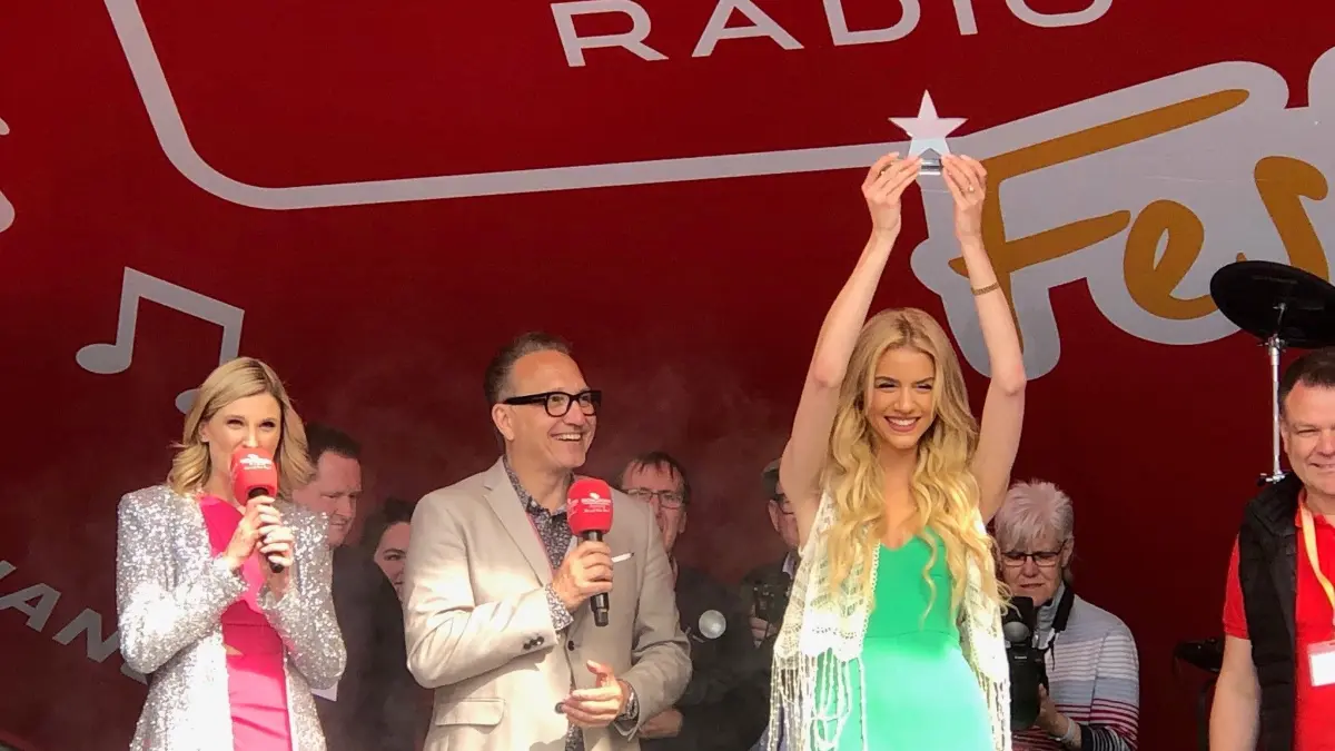 Die 24-jährige Pia Sophie erhielt beim ersten „Schlager-Radio-Festival“ in Neuruppin den Nachwuchspreis. Sie wurde vom Publikum auf dem Hangar 312 gefeiert.