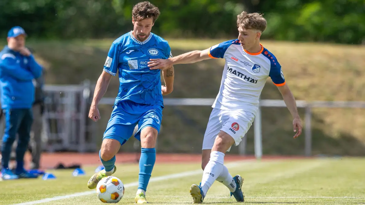 Finale Landespokal Krieschow - RSV Eintracht 2024/25: Fussball, Herren, Saison 2024/2025, Landespokal Brandenburg (Finale), VfB Krieschow - RSV Eintracht, v.l. Leon Hellwig (RSV Eintracht), Colin Raak (Krieschow), 24.05. 2025, Foto: Sebastian Räppold / Matthias Koch