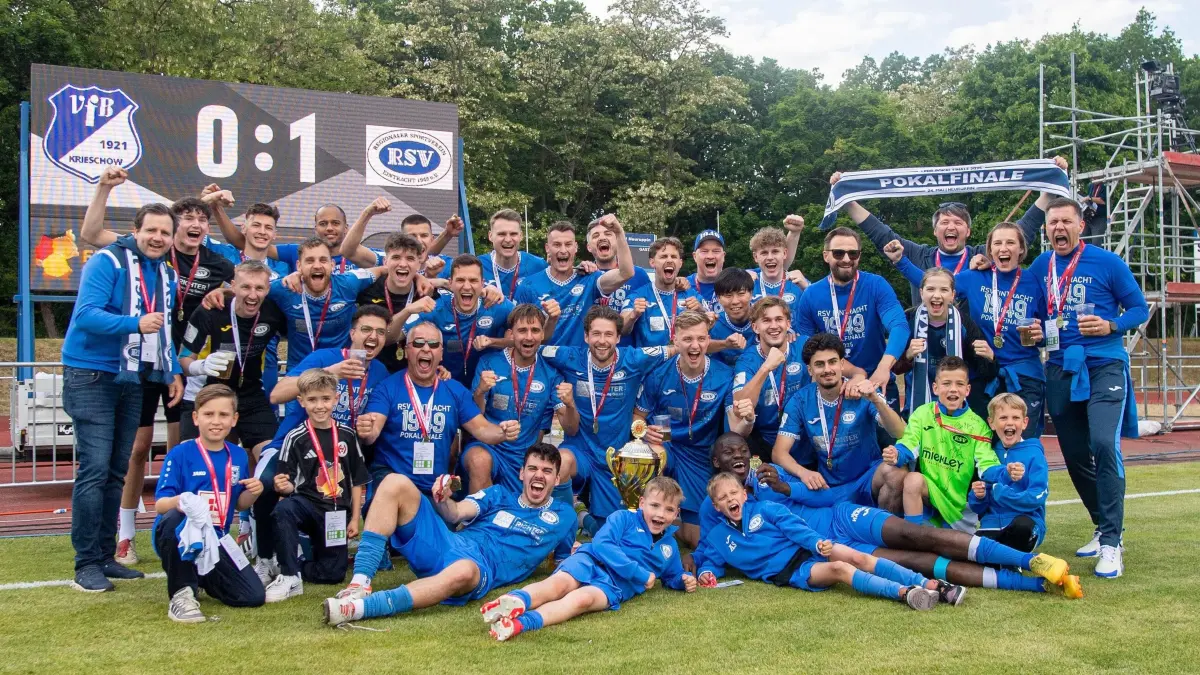 Finale Landespokal Krieschow - RSV Eintracht 2024/25: Fussball, Herren, Saison 2024/2025, Landespokal Brandenburg (Finale), VfB Krieschow - RSV Eintracht, Siegerfoto RSV Eintracht mit Pokal, 24.05. 2025, Foto: Sebastian Räppold / Matthias Koch
