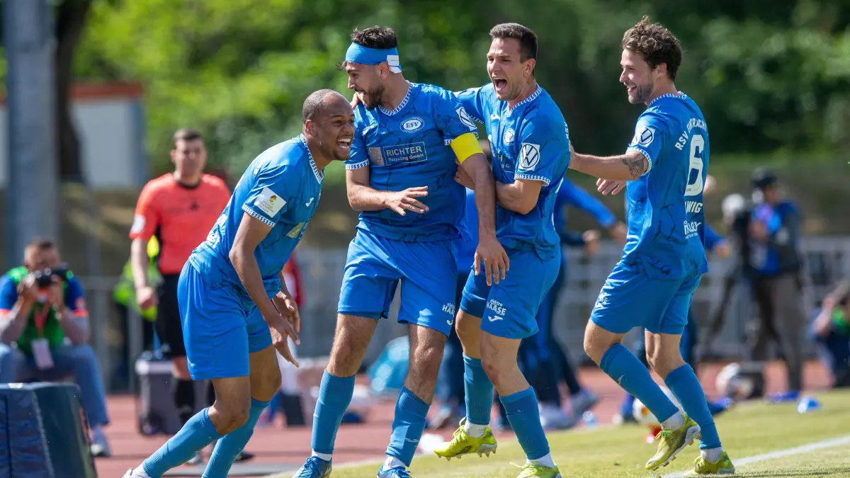 Finale Landespokal Krieschow - RSV Eintracht 2024/25: Fussball, Herren, Saison 2024/2025, Landespokal Brandenburg (Finale), VfB Krieschow - RSV Eintracht, v.l. Louis Samson (RSV Eintracht), Ernes Matjaz (RSV Eintracht), Caio Mazzo Nogueira (RSV Eintracht), Leon Hellwig (RSV Eintracht), Jubel nach Tor zum 0:1, 24.05. 2025, Foto: Sebastian Räppold / Matthias Koch