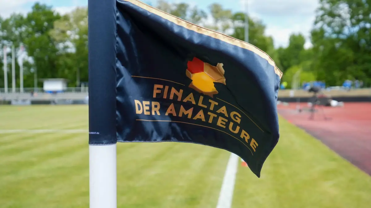 Fußball, Herren, Saison 2024/2025, Finaltag der Amateure 2025, Landespokal Brandenburg, Finale, VfB 1921 Krieschow vs. RSV Eintracht 1949, Samstag 24.05.2025, Volksparkstadion Neuruppin,: Fußball, Herren, Saison 2024/2025, Finaltag der Amateure 2025, Landespokal Brandenburg, Finale, VfB 1921 Krieschow vs. RSV Eintracht 1949, Samstag 24.05.2025, Volksparkstadion Neuruppin, Im Bild: Eckfahne Finaltag der Amateure Brandenburg Deutschland *** Soccer, Men, Season 2024 2025, Final day of the amateurs 2025, State Cup Brandenburg, Final, VfB 1921 Krieschow vs RSV Eintracht 1949, Saturday 24 05 2025, Volksparkstadion Neuruppin, In the picture corner flag final day of the amateurs Brandenburg Germany
