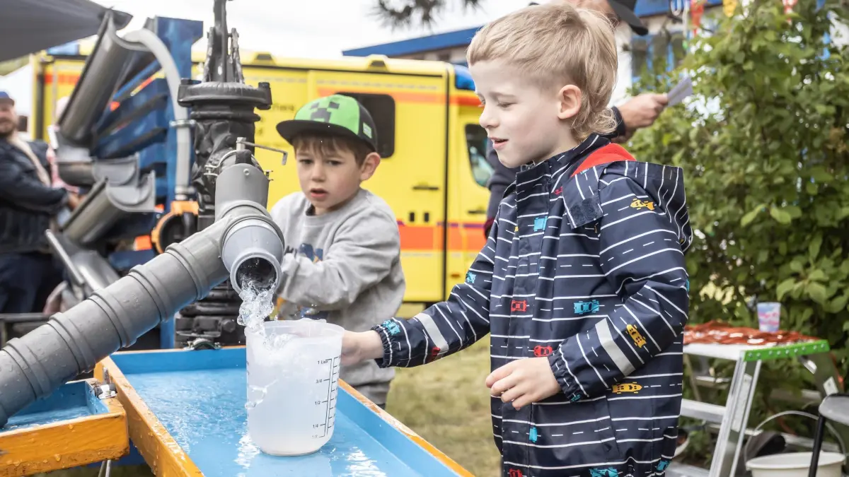 Levi (l.) und Joel vergmügen sich voller Hingabe am Wasserspielplatz beim FWA Wasserfest am Sonnabend.