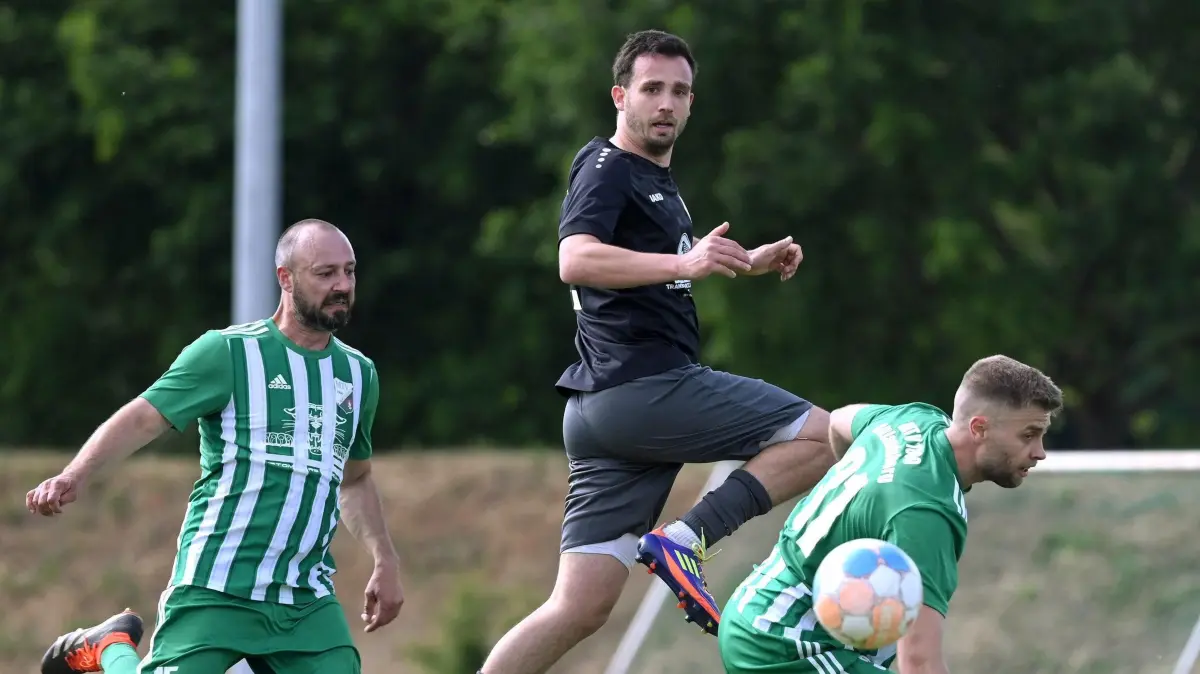 Fussball : Altlandsberg , Fussball Kreisoberliga Punktspiel, MTV Altlandsberg : 1. FC Frankfurt II, SF Erik Huwe zwischen Daniel Buschke l. und Felix Wahlandt weiter h.r. Fred Garling
FOTO BENK 24.05.2025