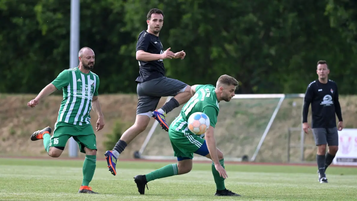 Fussball : Altlandsberg , Fussball Kreisoberliga Punktspiel, MTV Altlandsberg : 1. FC Frankfurt II, SF Erik Huwe zwischen Daniel Buschke l. und Felix Wahlandt weiter h.r. Fred Garling
FOTO BENK 24.05.2025