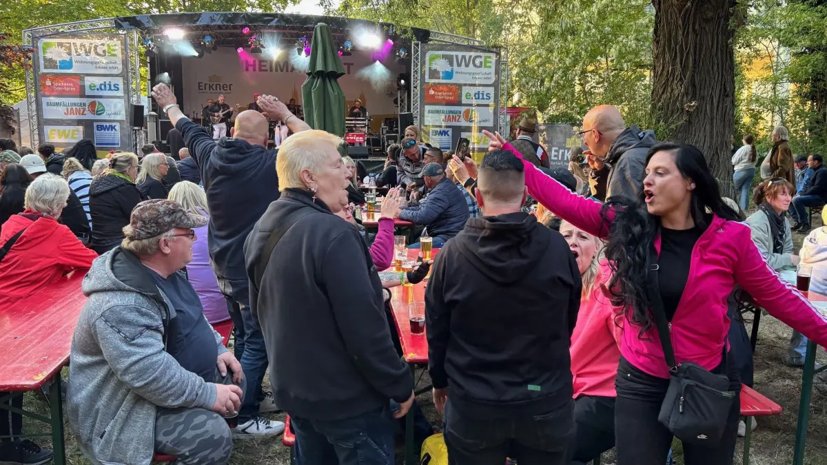 Schlager beim Heimatfest Erkner: "Die Band ist mega geil" sagt Andrea aus Berlin-Hellersdorf (links)