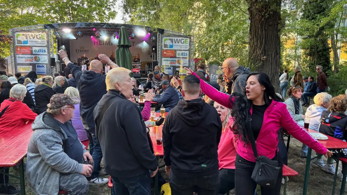 Schlager beim Heimatfest Erkner: "Die Band ist mega geil" sagt Andrea aus Berlin-Hellersdorf (links)