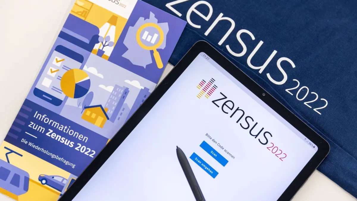 Zensus: ARCHIV - 02.05.2022, Bayern, Fürth: "Zensus 2022" steht auf einem Tablet, mit dem Beauftragte der gleichnamigen Volkszählung örtliche Befragungen vorgenommen haben. (Symbolbild) (zu dpa: «Zensus-Streit um Finanzen: Ministerium hält an Regelung fest») Foto: Daniel Karmann/dpa +++ dpa-Bildfunk +++