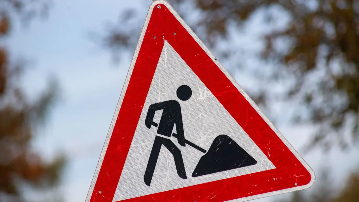 Baustelle: ARCHIV - 02.11.2023, Mecklenburg-Vorpommern, Sauzin: Ein zerkratztes Schild Gefahrzeichen Arbeitsstelle (Zeichen 123) mit dem Piktogramm eines Bauarbeiters zur Beschilderung einer Baustelle. (zu dpa: «Bauarbeiten auf wichtiger Hamburger Durchgangsstraße») Foto: Stefan Sauer/dpa +++ dpa-Bildfunk +++