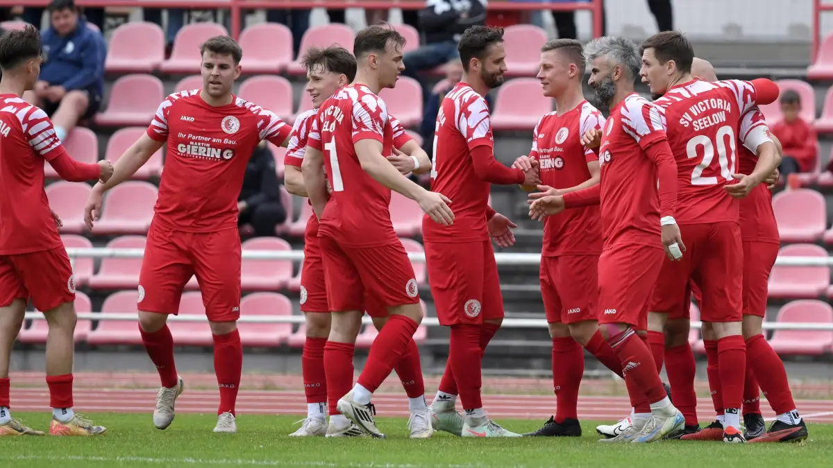 Fussball : Seelow, Fussball Landesliga Süd Punktspiel, Victoria Seelow - FSV Luckenwalde II, Freude nach dem 1 : 0, v.l. Willy Biering, Tobi Labes, Elias Wroblewski, Marco Rossak, Nabiel Nasser, Matti Stammnitz, Anastasios Alexandropoulos, Piotr Rymar und Till Schubert
FOTO BENK 25.05.2025