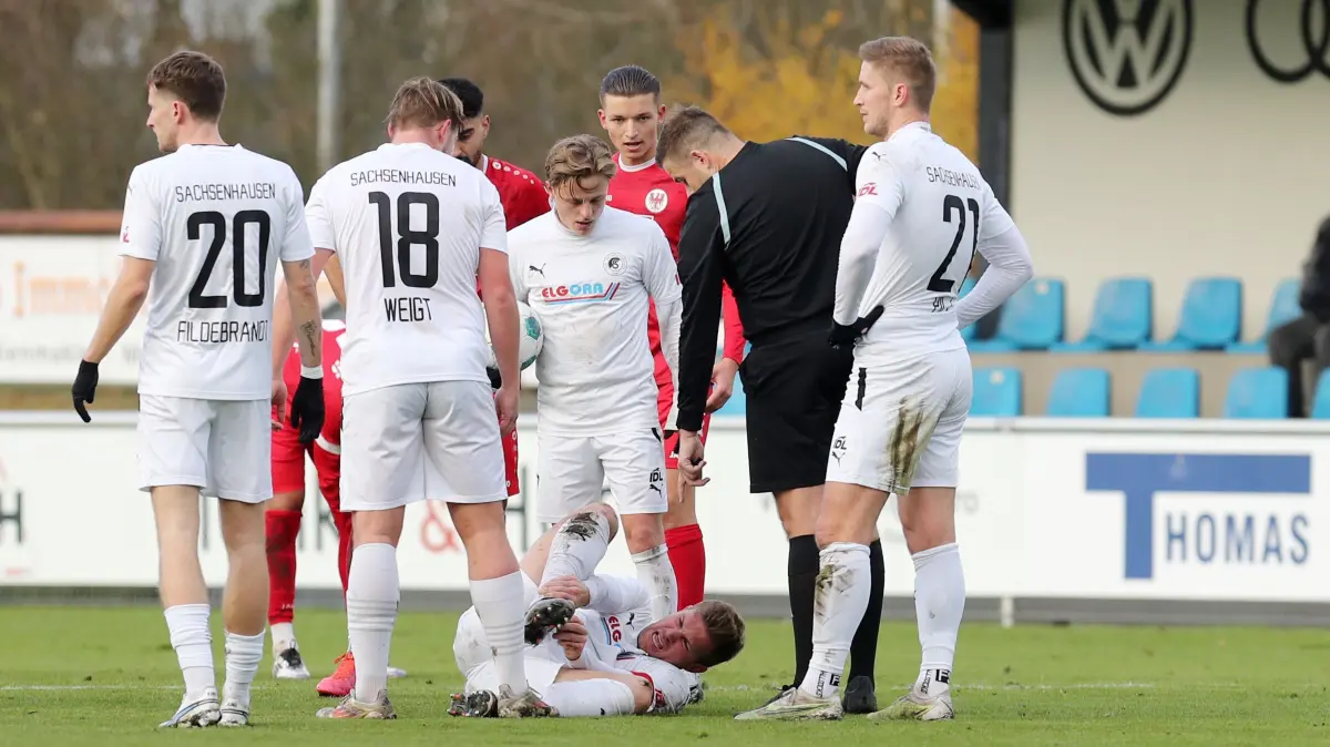 BBL 12. ST: TuS Sachsenhausen - BSC Süd 1:0 : Sachsenhausen, 23.11.24, BBL 12. ST: TuS Sachsenhausen - BSC Süd 1:0, Andor Müller verletzt