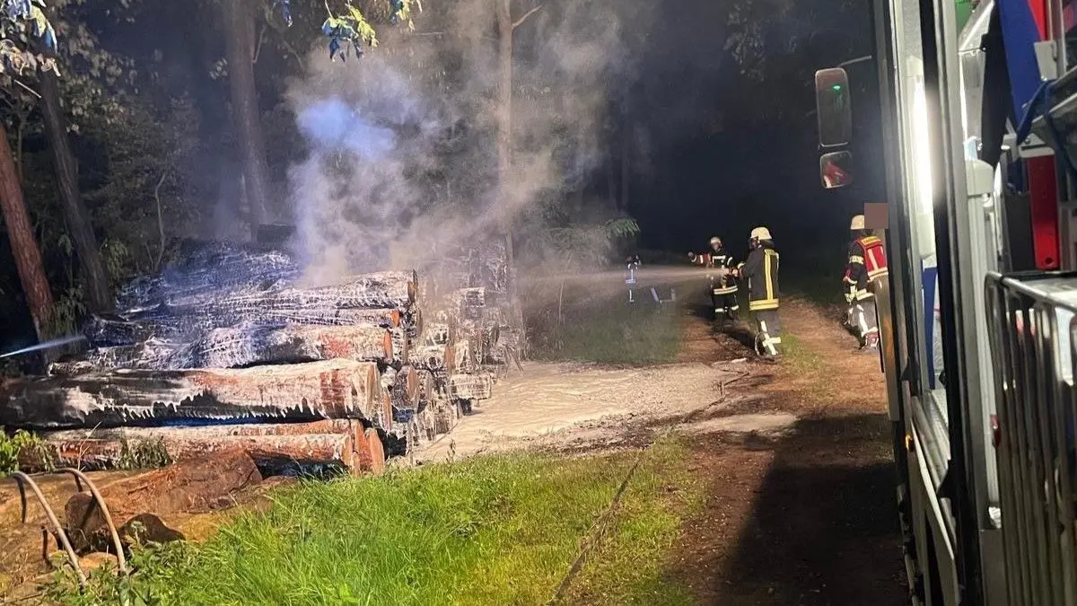 Beim Löschen des Holzstapels kam auch Löschschaum zum Einsatz.