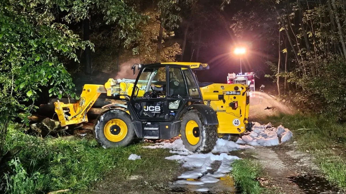 Schwierige Löscharbeiten: Um an das Glutbett zu gelangen kam ein Radlader zum Einsatz.