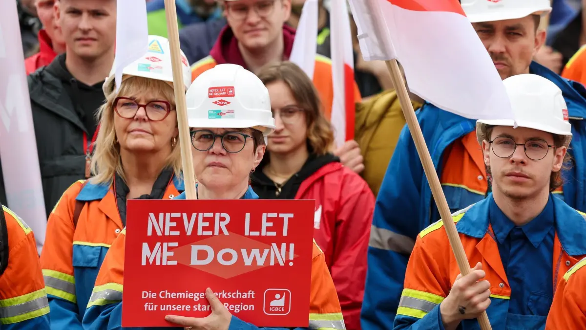 Protest gegen die Stilllegungspläne von Dow Chemical: 28.05.2025, Sachsen, Böhlen: Chemiearbeiter nehmen an Protestveranstaltung der Industriegewerkschaft Bergbau, Chemie, Energie (IGBCE) gegen die Stilllegungspläne von Dow Chemical am Chemiepark Böhlen teil. Der US-Chemiekonzern Dow Chemical prüft die Stilllegung von Teilen der Anlage in Böhlen. Sollte der Cracker stillgelegt werden, habe dies Auswirkungen auf das ganze Chemiedreieck in der Region, so die Kritiker der Pläne. Foto: Jan Woitas/dpa +++ dpa-Bildfunk +++