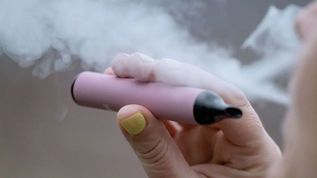 Einweg-Vape: ARCHIV - 26.01.2023, Baden-Württemberg, Stuttgart: Die richtige Entsorgung von E-Zigaretten und ihren Komponenten ist wichtig, um Umweltverschmutzung zu verhindern und potenzielle Gefahren zu minimieren. (zu dpa: «Weniger Elektroschrott: Briten verbannen Einweg-E-Zigaretten») Foto: Marijan Murat/dpa/dpa-tmn +++ dpa-Bildfunk +++