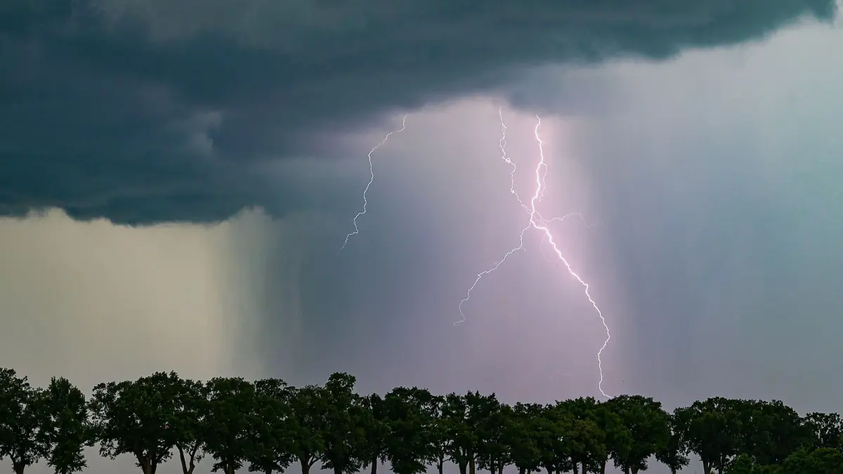 Gewitter: ARCHIV - 02.06.2024, Brandenburg, Sieversdorf: Ein Blitz leuchtet am späten Abend über der Landschaft. (Symbolbild)
Ein Blitz schlägt ein. (zu dpa: «Wetterdienst: Lokal starke Gewitter und Hagel möglich») Foto: Patrick Pleul/dpa +++ dpa-Bildfunk +++