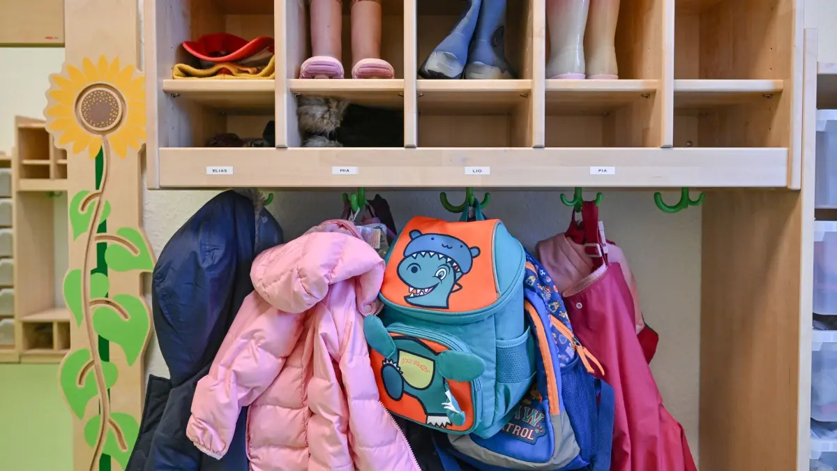 Kindergarten: ARCHIV - 22.12.2023, Brandenburg, Spremberg: Kleidung von Kindern hängt in einer Kita. (zu dpa: «Kita-Elternbeirat: Zusagen sind Schritt in richtige Richtung») Foto: Patrick Pleul/dpa +++ dpa-Bildfunk +++
