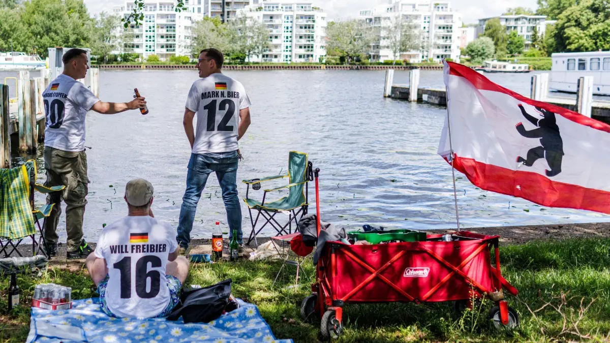 Christi Himmelfahrt und Vatertag - Berlin: 29.05.2025, Berlin: Männer genießen am Männertag das schöne Wetter im Treptower Park. Foto: Carsten Koall/dpa +++ dpa-Bildfunk +++