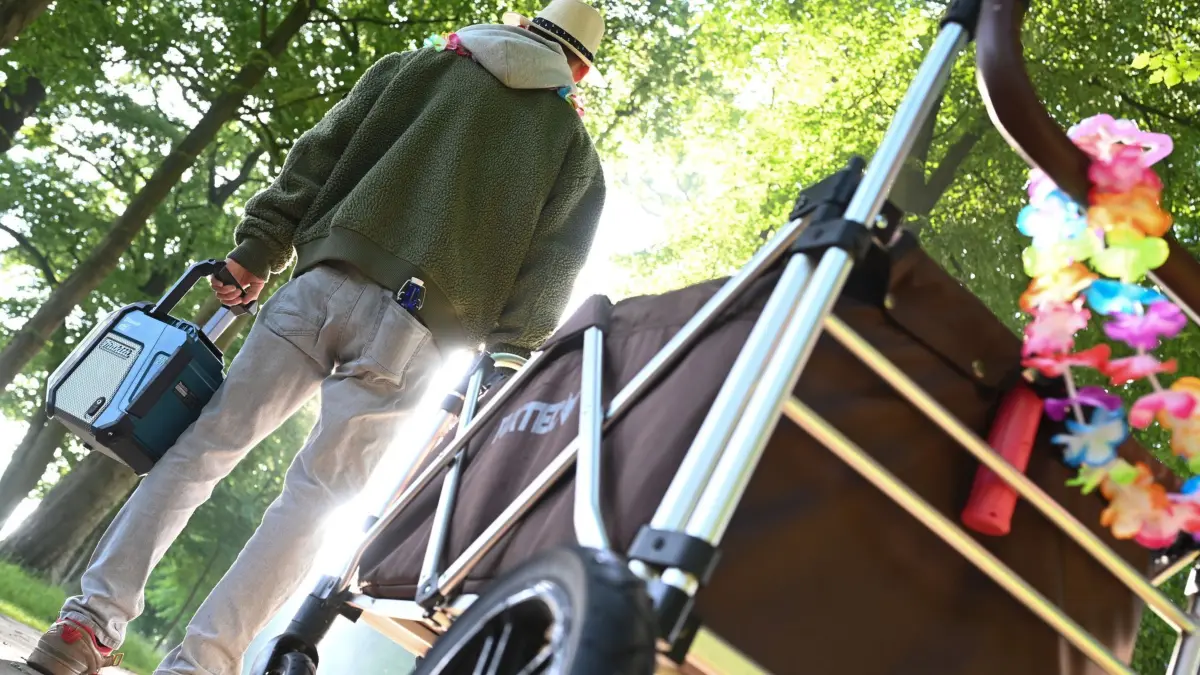 Christi Himmelfahrt - Vatertag: 29.05.2025, Niedersachsen, Leer: Ein junger Mann zieht bei bestem Wetter am frühen Morgen mit dem Bollerwagen los zum Treffpunkt einer Vatertagstour. Foto: Lars Penning/dpa +++ dpa-Bildfunk +++