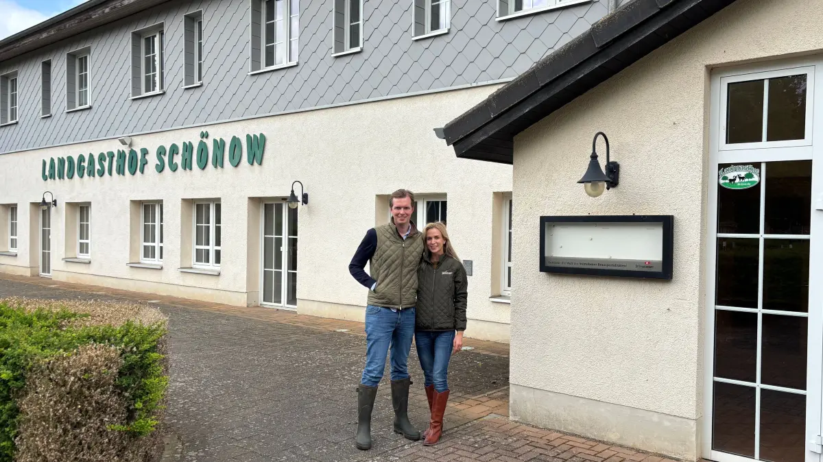 Hendrik Schuchardt, hier mit seiner Frau Annie, sucht einen Pächter für den Landgasthof Schönow. Er ist für neue Geschäftsideen offen. Schuchardt hat die Immobilie von seiner Mutter geschenkt bekommen. Sie erbte die Liegenschaft von ihrem Vater, Schuchardts Großvater.