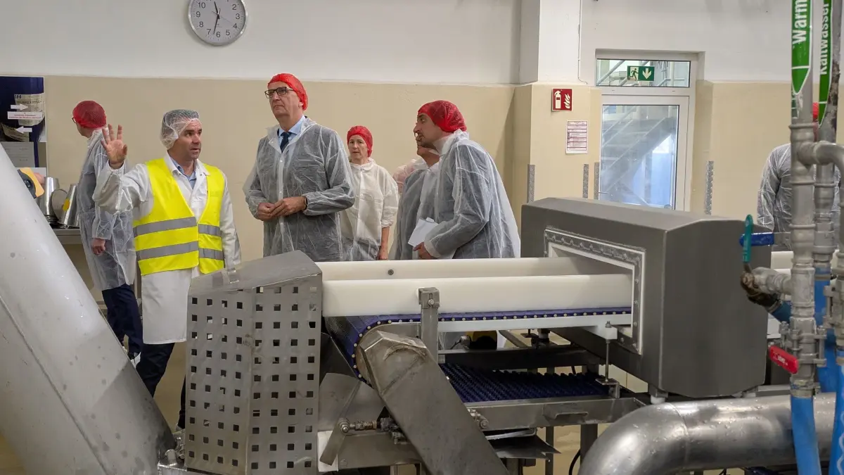 Brandenburgs Ministerpräsident Dietmar Woidke besucht die Firma Zuegg in Werneuchen und unterhält sich dort mit Werksleiter Sebastian Sperber, 27.5.25
