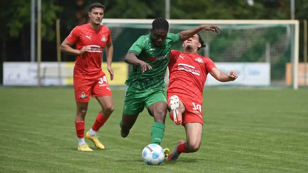 Fussball : Ahrensfelde, Fussball Oberliga, Grün-Weiss Ahrensfelde - Optik Rathenow, Karim Naziru Zungrana vor Marouan Zghal und Shpetim Xhaka l.h.
FOTO BENK 31.05.2025