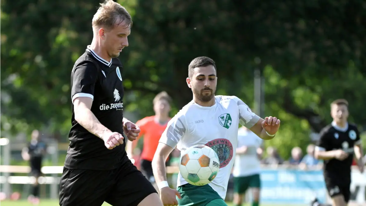 Fussball : Schöneiche Jahn-Sportplatz, Fussball Brandenburgliga, Germania Schöneiche - Grün-Weiß Lübben, Aaron Marcel Weber vor Patryk Kryjak r.
FOTO BENK 31.05.2025