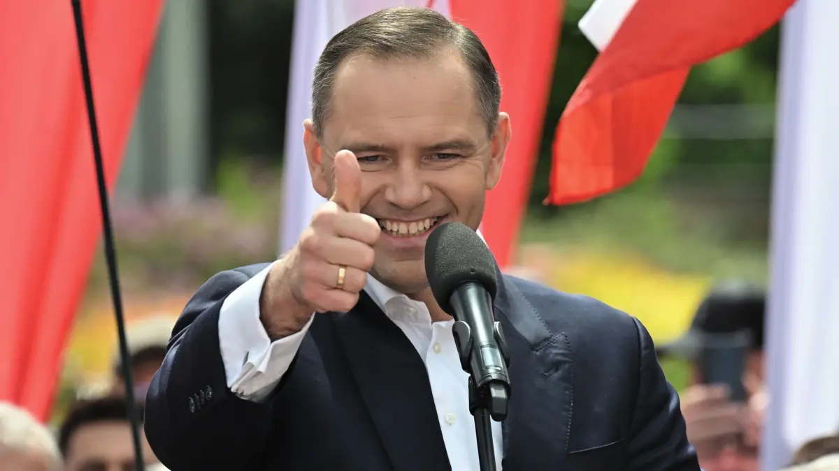 Vor der Präsidentenwahl in Polen: ARCHIV - 11.05.2025, Polen, Kielce: Karol Nawrocki, Leiter des Instituts des Nationalen Gedenkens (IPN) und Kandidat bei den Präsidentschaftswahlen 2025, bei einem Treffen mit Anwohnern in Kielce. Karol Nawrocki, der offiziell als unabhängiger Kandidat antritt, wird von Polens konservativer Hauptoppositionspartei Recht und Gerechtigkeit (PiS) unterstützt. Die Polen werden am 18. Mai 2025 ihren nächsten Präsidenten wählen. (zu dpa: «Karol Nawrocki: Historiker mit schwieriger Vergangenheit») Foto: Piotr Polak/PAP/dpa +++ dpa-Bildfunk +++